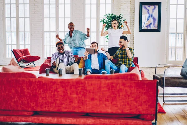 Hombre Caucásico Vestido Con Ropa Casual Viendo Radiodifusión Línea Dispositivo — Foto de Stock