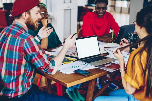 Groupe Collègues Masculins Féminins Multiraciaux Assis Sur Bureau Avec Technologie — Photo