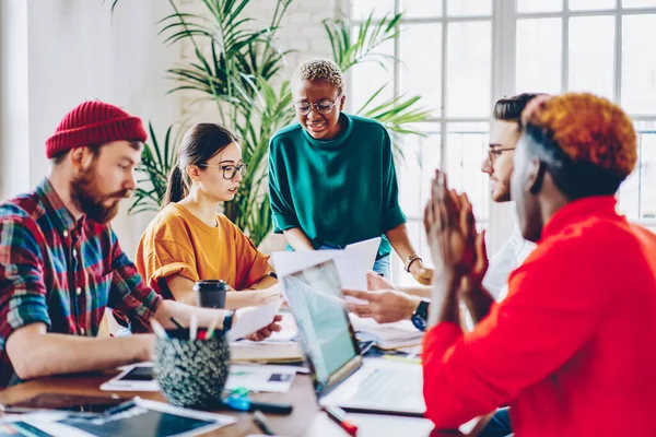 Flere Mannlige Kvinnelige Samarbeidspartnere Som Samarbeider Oppstartstidspunkt Brainstorming Ved Skrivebordet – stockfoto