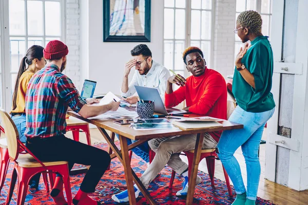 Besætning Faglærte Medarbejdere Brainstorming Samarbejdsprocessen Skrivebordet Professionel Multiraciale Gruppe Medarbejdere - Stock-foto