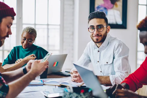 Portrett Kjekk Mannlig Ansatt Optiske Øyeklær Med Skrivebord Brainstorming Med – stockfoto