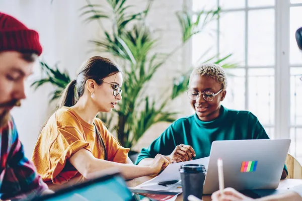 Afroamerikanske Kaukasiske Kvinnelige Kolleger Som Analyserer Papirrapporten Som Diskuterer Forretningsdetaljer – stockfoto