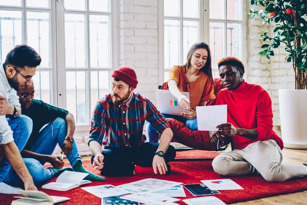 Equipo Personas Creativas Multiculturales Que Comparten Información Experiencia Mientras Discuten —  Fotos de Stock