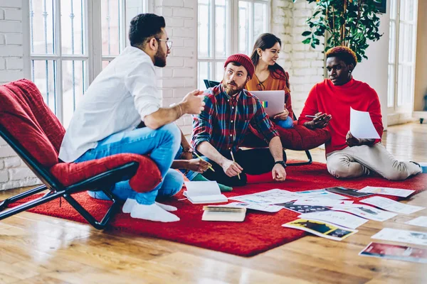 Vielfältiges Team Von Multikulturellen Menschen Kommunizieren Und Diskutieren Strategie Der — Stockfoto