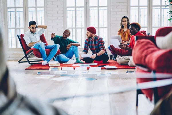 Diverse Team Van Multiculturele Mensen Communiceren Bespreken Strategie Van Productieve — Stockfoto