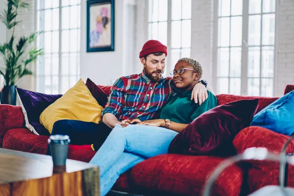 Verscheidene Paar Liefde Gekleed Casual Kleding Communiceren Tijdens Het Weekend — Stockfoto