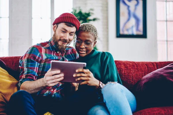 Diverse Paar Liefde Rusten Comfortabele Appartement Bank Met Behulp Van — Stockfoto