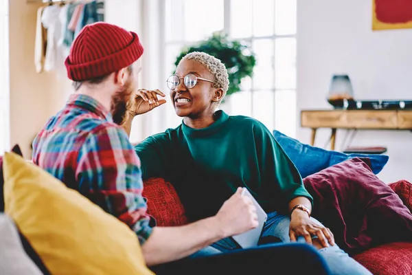 Feliz Huésped Femenina Afroamericana Gafas Ópticas Para Proporcionar Corrección Ocular — Foto de Stock