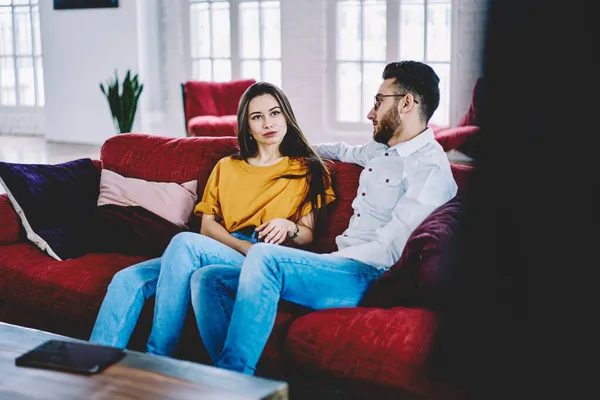 Junge Ehe Freizeitkleidung Spricht Über Flaches Design Auf Gemütlicher Couch — Stockfoto