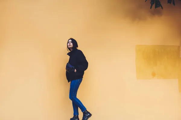 Baixo Ângulo Jovem Fêmea Étnica Casaco Preto Jeans Andando Longo — Fotografia de Stock