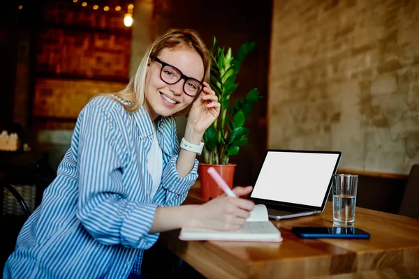 Portrait Fille Hipster Drôle Lunettes Optiques Souriant Caméra Tout Apprentissage — Photo