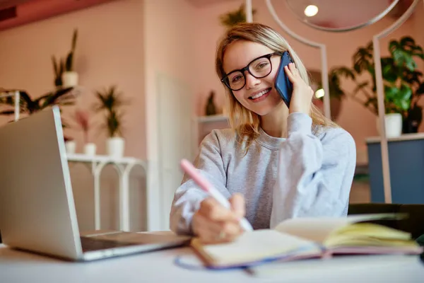 Portrét Veselé Studentky Optických Brýlích Pomocí Mobilního Telefonu Pro Pozitivní — Stock fotografie