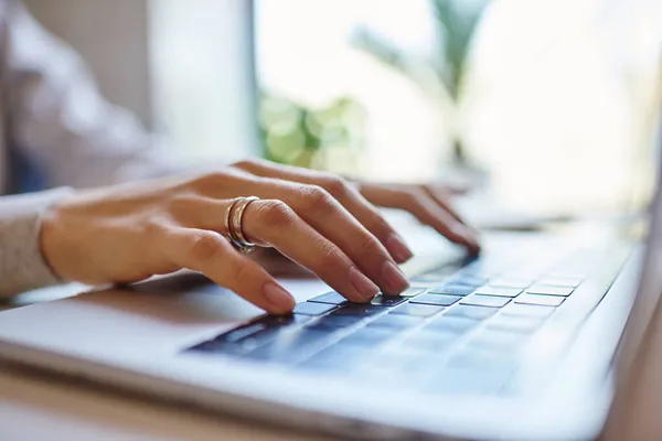 Gehakte Vrouwelijke Freelancer Typen Inhoud Tekst Laptop Toetsenbord Met Behulp — Stockfoto