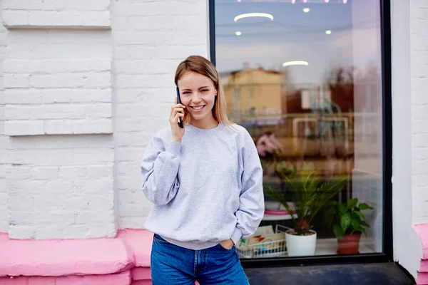 Halve Lengte Portret Van Vrolijke Hipster Meisje Blanco Pullover Met — Stockfoto