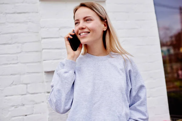 Happy Vrouwelijke Toerist Grijze Trui Genieten Van Positieve Internationale Gesprek — Stockfoto