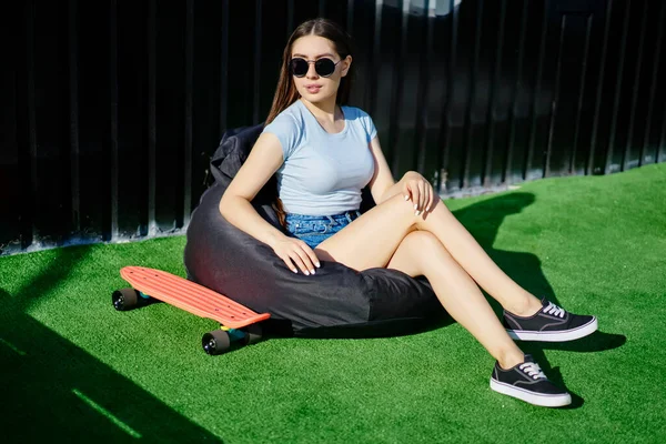 Skater Wanita Berpakaian Santai Dengan Papan Sen Beristirahat Teras Duduk — Stok Foto