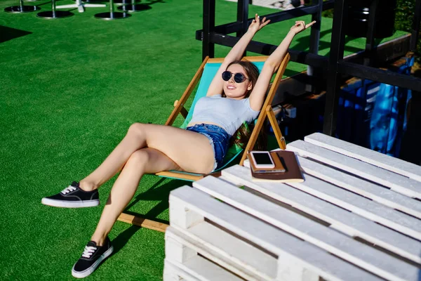 Bloger Wanita Riang Berkacamata Hitam Berbaring Atas Lounger Sunbathing Selama — Stok Foto