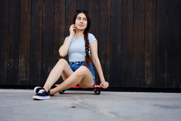 Skater Yang Bijaksana Memikirkan Trik Latihan Selama Akhir Pekan Jalan — Stok Foto