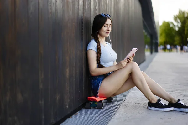Gadis Hipster Riang Headphone Browsing Konten Media Jejaring Sosial Menggunakan — Stok Foto