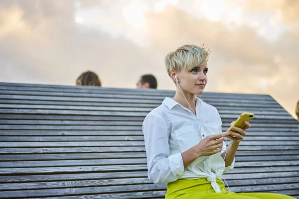 Millennial Vrouwelijke Blogger Met Moderne Mobiele Telefoon Technologie Rusten Buiten — Stockfoto