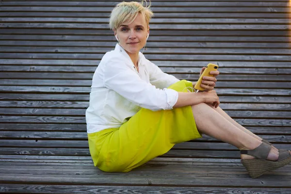 Porträt Einer Attraktiven Bloggerin Mit Modernem Handy Gerät Die Die — Stockfoto