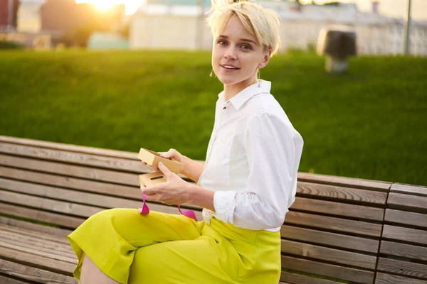 Retrato Mujer Caucásica Vestida Con Ropa Casual Mirando Cámara Mientras — Foto de Stock