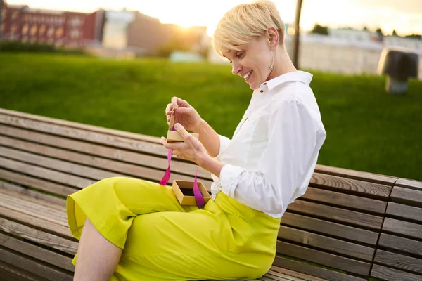 Zorgeloze Hipster Meisje Verrast Tijdens Opening Ontvangen Geschenkdoos Met Tape — Stockfoto