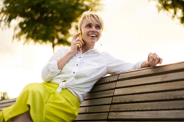Happy Caucaisan Vrouw Met Blond Haar Lachen Tijdens Het Communiceren — Stockfoto
