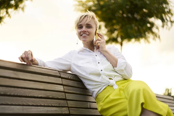 Retrato Chica Hipster Alegre Conectándose Inalámbrico Itinerancia Para Llamar Hablar — Foto de Stock