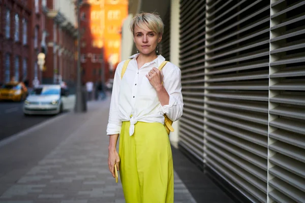 Retrato Media Longitud Chica Hipster Vestida Moda Con Tecnología Teléfonos — Foto de Stock