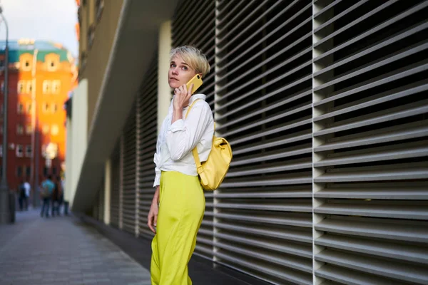 Aantrekkelijke Kaukasische Toerist Met Trendy Gele Rugzak Die Door Stedelijke — Stockfoto