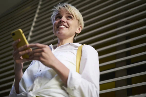 Bastante Chica Hipster Con Tecnología Móvil Sonriendo Calle Urbana Ciudad —  Fotos de Stock