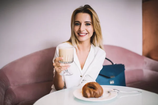 Mujer Sonriente Camisa Blanca Sentada Con Vaso Batido Delicioso Croissant —  Fotos de Stock