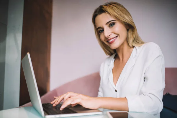 Šťastná Mladá Žena Bílé Košili Pracuje Dálkově Počítači Stolu Pohovky — Stock fotografie