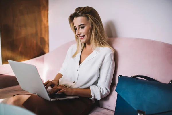 Happy Young Sibuk Perempuan Tersenyum Dan Surfing Internet Online Netbook — Stok Foto