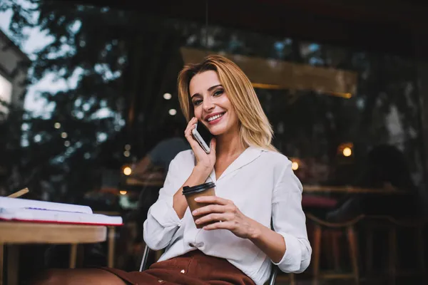 Desde Abajo Joven Dama Positiva Con Falda Con Blusa Blanca — Foto de Stock