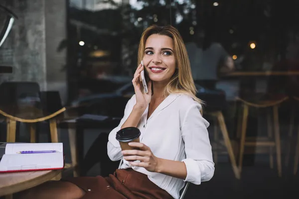 Glad Ung Kvinnlig Entreprenör Talar Mobiltelefon Och Dricka Hämtmat Medan — Stockfoto