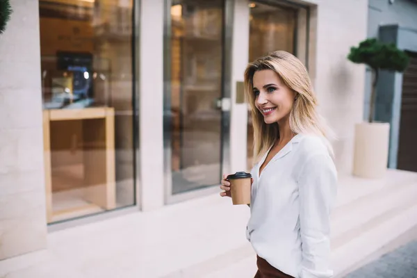 Sidovy Elegant Kvinna Vit Blus Står Nära Café Med Papperskopp — Stockfoto