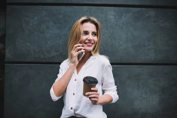 Entzückende Junge Dame Eleganter Weißer Bluse Spricht Handy Während Sie — Stockfoto