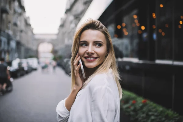 Vrolijke Jonge Blonde Vrouw Witte Blouse Met Gesprek Mobiele Telefoon — Stockfoto