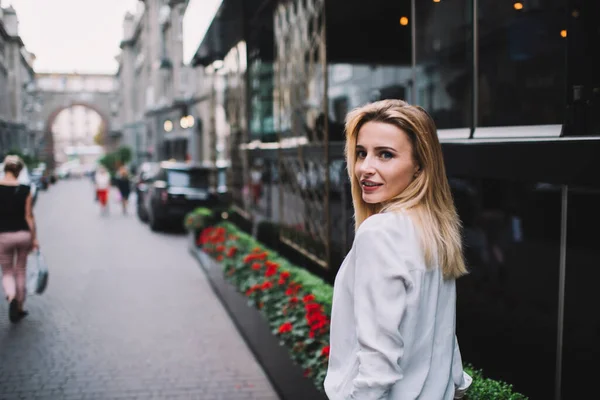 Вид Молодую Дружелюбную Блондинку Белой Блузке Прогуливающуюся Современному Зданию Улице — стоковое фото