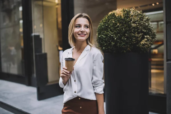 Joyeux Jeune Femme Chemisier Blanc Debout Près Entrée Magasin Avec — Photo