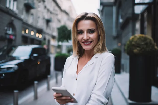 Joven Emprendedora Alegre Blusa Blanca Mirando Cámara Sonriendo Mientras Mensajes —  Fotos de Stock