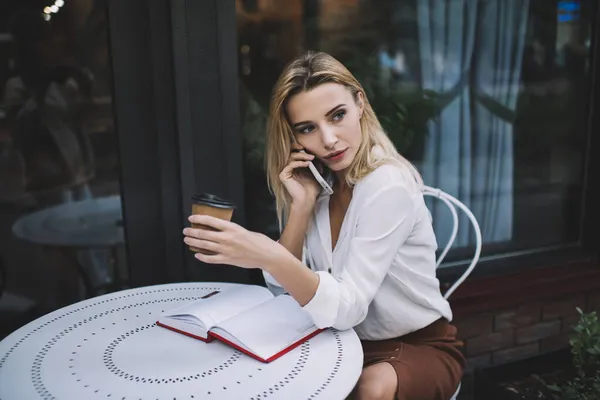 Dama Concentrada Ropa Casual Mirando Hacia Otro Lado Con Taza —  Fotos de Stock