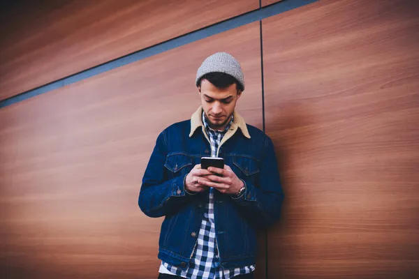 Bărbat Concentrat Haine Casual Pălărie Gri Uitându Ecranul Telefonului Mobil — Fotografie, imagine de stoc