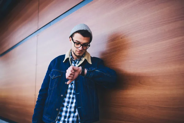 Young Bearded Male Wearing Casual Clothes Eyeglasses Leaning Wooden Wall — Stock Photo, Image