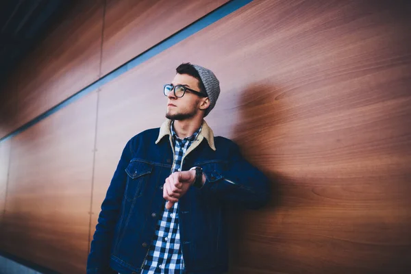 Confident Unshaven Male Casual Clothes Gray Hat Eyeglasses Looking Away — Stock Photo, Image