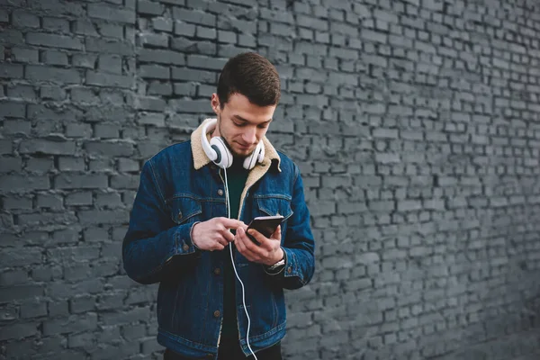 Hombre Encantado Con Chaqueta Casual Auriculares Alrededor Del Cuello Tocando — Foto de Stock