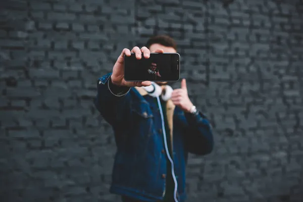 Nerozpoznatelný Muž Džínové Bundě Ukazující Obrazovku Smartphonu Obrázkem Muže Ukazujícím — Stock fotografie