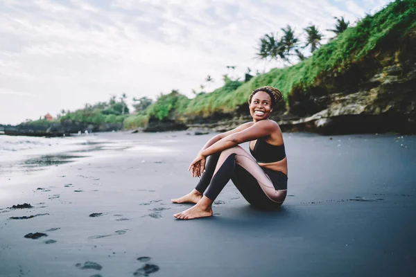 快乐的非洲裔美国人在海滨休息 在早上锻炼大自然的时候大笑 穿着运动服的快乐的女慢跑者在海岸线享受着积极的生活 — 图库照片